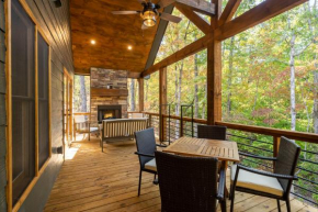 Peaceful Luxury Cabin, hot tub, games, 3 fireplaces